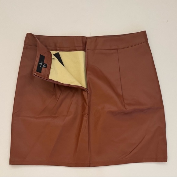 Lulus Corte Vegan Leather Mini Short Skirt w/Slit, Chestnut Brown, Size M, NWT - Picture 9 of 13